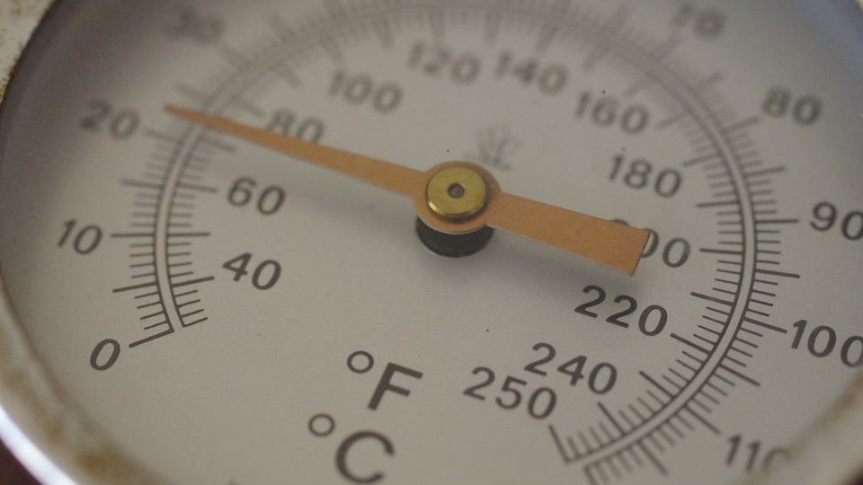 Analogue thermometer dial showing Fahrenheit and Celsius scales